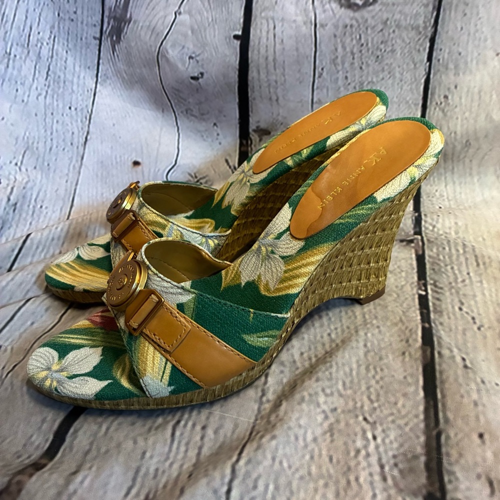 AK Anne Klein Women’s Tropical Floral Fabric Mule Wedges Green Tan‎ Size 11 GUC
